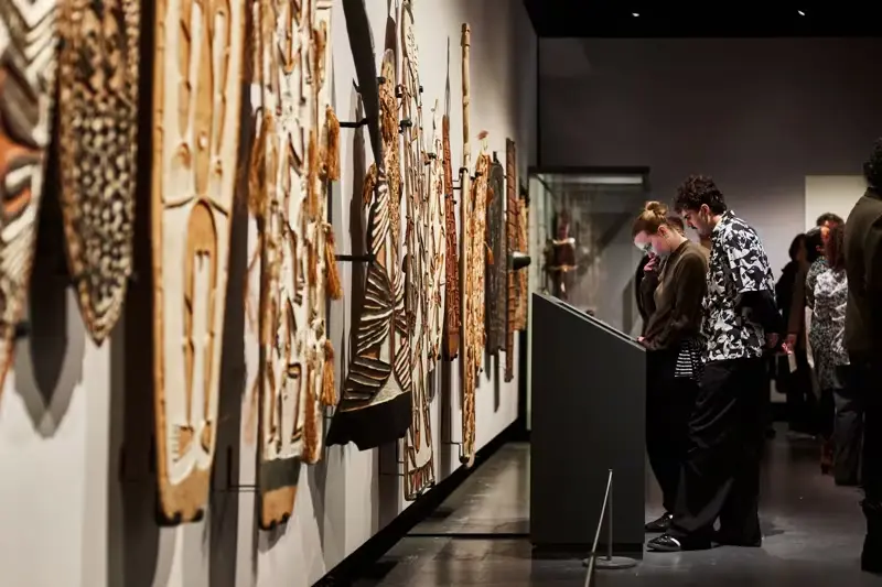 Foto van de opening van Tijd voor Papoea in het Wereldmuseum Leiden